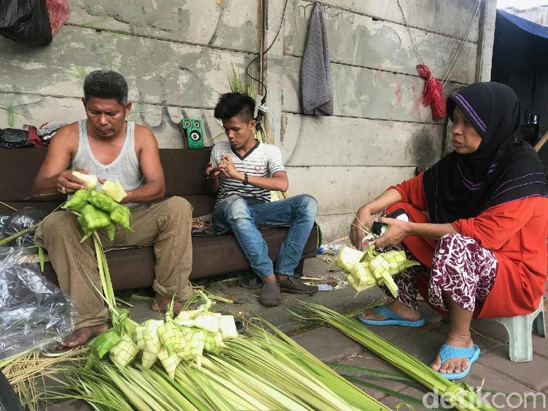 18 Tahun Jualan Ketupat, Udin Bisa Sekolahkan 4 Anak