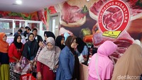 Naiknya harga daging menjelang lebaran membuat para pengusaha daging berharap pemerintah dapat membuat harga daging stabil sepanjang tahun dan tidak mengalami kenaikan harga yang terlalu tinggi. Naiknya harga daging menjelang lebaran membuat para pengusaha daging berharap pemerintah dapat membuat harga daging stabil sepanjang tahun dan tidak mengalami kenaikan harga yang terlalu tinggi.