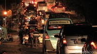 Kemacetan di jalur Nagreg dini hari tadi membuat kendaraan nyaris tak bergerak.