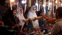 Pasar-pasar di Pakistan juga tak ketinggalan memasarkan berbagai macam pernak-pernik dan aksesoris untuk dipakai saat lebaran. Para wanita Muslim di Pakistan tak pernah absen membeli aksesoris dan pernak-pernik baru saat menjelang lebaran. Faisal Mahmood/Reuters.