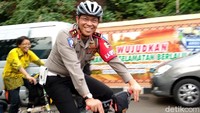 Pria yang menjabat sebagai Kakorlantas Polri ini dikenal senang gowes. Foto: Widiya Wiyanti/detikHealth 