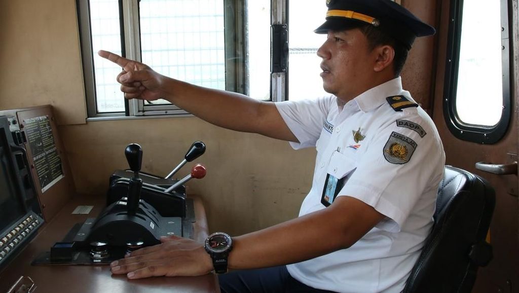 Mereka yang Tak Pulang Demi Kelancaran Mudik Mereka yang Tak Pulang Demi Kelancaran Mudik