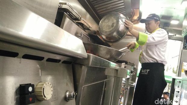 Jhoni Kusuma sebagai koki Food Truck ACT. (Foto: Baban Gandapurnama/detikcom)