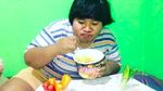 Kocak! 10 Gaya Mala Barbie Saat Lahap Makan Oyong Mentah dan Tutut