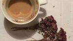 Intip Gaya Keren Marion Jola Saat Minum Kopi hingga Makan Kue
