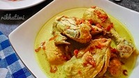 Opor ayam kuning @regastagroup dijamin gurih meresap karena pakai banyak santan encer dan santan kental. Jangan lupa taburan bawang gorengnya ya! Foto: Instagram