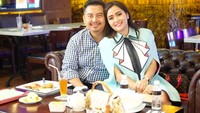 Momen romantis berdua dengan suamin diisi Vega dengan makan bersama. Duh, posenya kayak pengantin baru, hihihi… Foto: Instagram vegadarwanti123
