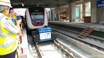 Pakai Rompi Proyek, Sandi Cek Proyek LRT Jakarta di Libur Lebaran