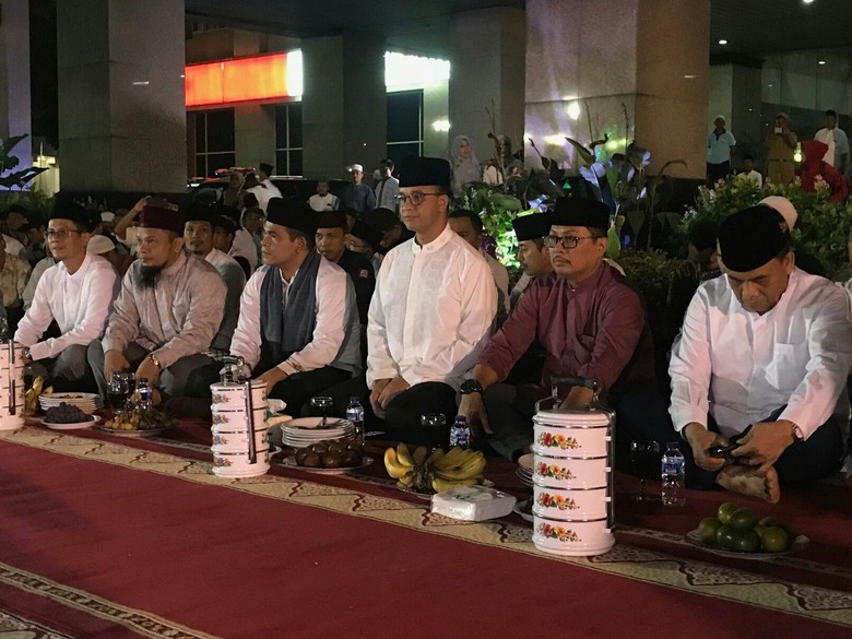 Takbiran di Jaksel, Anies Disuguhi Makanan dalam Rantang Takbiran di Jaksel, Anies Disuguhi Makanan dalam Rantang