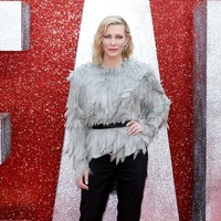 Tak kalah modis Cate Blanchett dengan busana Louis Vuitton yang terdiri dari atasan dengan material unik yang menyerupai bulu burung. Tak ketinggalan slim belt hitam turut mempermanis gayanya. (Foto: Tim P. Whitby/Getty Images)