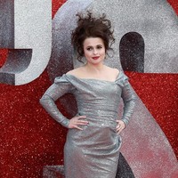 Adapun Helena Bonham Carter memilih gaun silver lengan panjang nan berkilauan rancangan Vivienne Westwood.  Sukses menjadi magnet perhatian, gaya rambutnya yang urakan. (Foto: Tim P. Whitby/Getty Images)