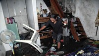 Penyebab kebakaran diduga berasal dari petasan yang terbakar di dalam rumah.