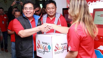 Pada kesempatan itu pula Direktur Utama Telkomsel Ririek Adriansyah didampingi Direktur Utama Telkom Indonesia Alex J Sinaga menyerahkan paket Lebaran kepada petugas layanan GraPARI yang tetap bekerja hingga Lebaran nanti. Penyerahan paket Lebaran ini sebagai bentuk apresiasi atas dedikasi karyawan Telkomsel yang turut bersiaga memastikan kenyamanan layanan prima Telkomsel dapat tetap dinikmati pelanggan pada momen perayaan Idul Fitri 1439 H. Foto: dok. Telkomsel