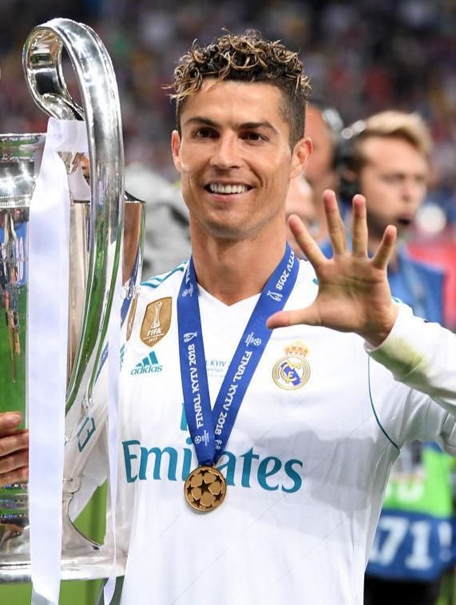 Bicara soal pemain dengan rambut necis, kurang afdal tanpa menyinggung Cristano Ronaldo. Jagoan sepakbola asal Portugal ini tak pernah gagal menunjukkan ketampanannya dengan gaya rambut yang necis. (Foto: Getty Images)