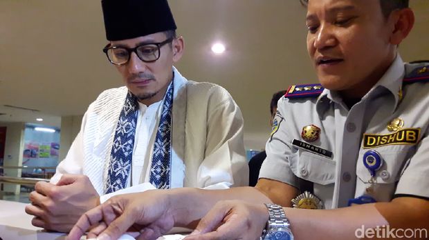 Sandi sempat bertanya pada petugas terminal, sopir dan agen PO bus