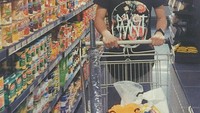 Punya gaya yang seru, Bisma tampil beda saat beberlanja bahan makanan di supermarket. Menggunakan topeng karakter ‘Bart Simpson’, Bisma asyik memilih makanan kaleng. Foto: Instagram @sibisma