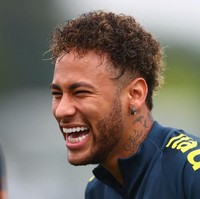 Neymar dikenal sebagai sosok petualang untuk urusan rambut. Terbukti dari gaya rambutnya yang berubah-ubah. Terakhir, pesepakbola asal Brasil ini tampil dengan model rambut keriting namun tipis di bagian samping. (Foto: Getty Images)