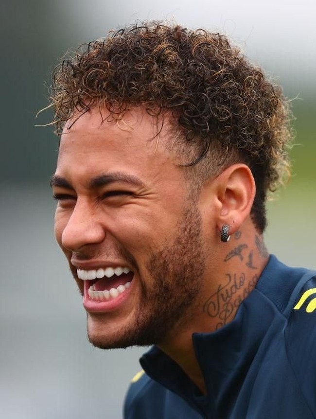 Neymar dikenal sebagai sosok petualang untuk urusan rambut. Terbukti dari gaya rambutnya yang berubah-ubah. Terakhir, pesepakbola asal Brasil ini tampil dengan model rambut keriting namun tipis di bagian samping. (Foto: Getty Images)