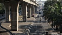 Hanya kendaraan pribadi dan pemotor yang melintas.