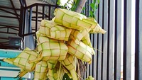  Lebaran identik dengan ketupat. Panganan berbahan dasar beras ini, selalu ada di setiap rumah di hari raya. Beras dibungkus dengan anyaman daun kelapa muda seperti buatan @lily_chen83. Ketupat biasanya disantap dengan opor ayam atau rendang. Foto: Instagram