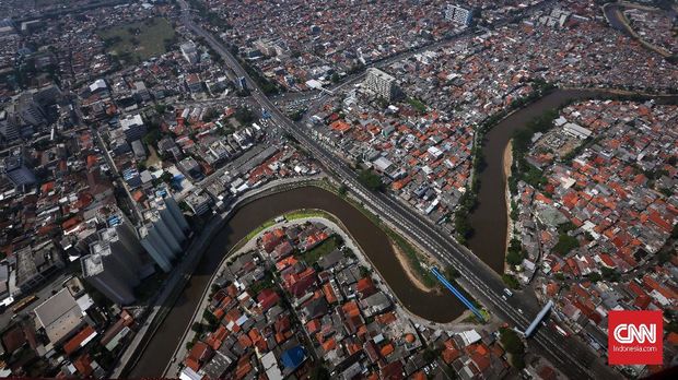 Kali Ciliwung yang membelah kota Jakarta di kawasan Kampung Melayu, Jakarta, 14 Juni 2018.