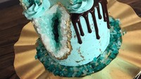 Geode merupakan bebatuan kristal yang berkilau dan mewah. Karena kecantikannya, banyak pembuat kue yang mulai berkreasi membuat kue bernuansa geode. Foto: Instagram