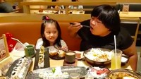 Di resto sushi, Mala makan sushi sambil menyantap banyak jahe (gari) dan wasabi. Ya ampun kok kuat ya dengan pedasnya wasabi? Foto: Instagram malabarbie91