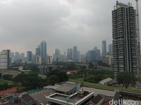 Kamera belakang di luar ruangan. 