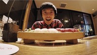 Sejak dulu, Bisma paling suka dengan makanan khas Jepang. Terutama sushi, satu plate sushi ini mampu dia habiskan sendiri! Foto: Instagram @sibisma