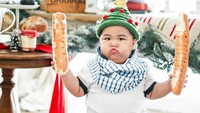 Dua buah roti sudah ada di genggaman Tatan. Mau dimakan atau dibawa pulang nih rotinya? Lihat pose duckface ala Tatan bikin mau nyubit pipinya.Foto: Instagram @jrsugianto