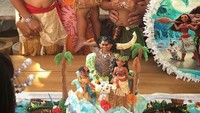 Lucu banget. Ulang tahun bertema Moana ini bisa jadi inspirasi nih buat si kecil. Mirip banget kan cake bentuk Moana ini. Foto: Instagram @indahkalalo