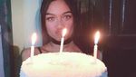 Intip Gaya Keren Marion Jola Saat Minum Kopi hingga Makan Kue
