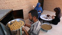 Warga Palestina pun tak ketinggalan mempersiapkan kue tradisional jelang lebaran. Said Khatib/AFP/Getty Images.