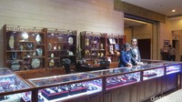 Toko suvenir di lobi museum. Di sana, turis bisa membeli batu giok dan aksesoris lainnya. (Fitraya/detikTravel)