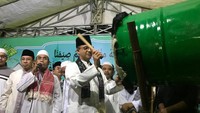 Anies Baswedan melanjutkan kegiatan di malam Idul Fitri dengan menghadiri acara takbiran di Masjid Jami Al Islam, Petamburan, Jakarta Barat. (Foto: Mochamad Zhacky-detikcom)