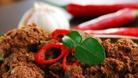 Hidangan khas Minang yang populer ini, menjadi salah satu menu wajib di hari lebaran. Kelezatan daging rendang, dengan bumbu gurih meresap jadi sajian spesial, seperti rendang buatan @crazyaboutcurry. Foto: Instagram