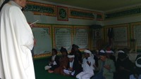 Jemaah yang hadir terlihat mengenakan pakaian khas berupa jubah terusan dengan sorban yang melilit kepala.  (Foto: Zulkipli Natsir/detikcom)