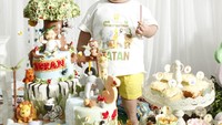  Instagram Tatan saat ini sudah diikuti 3,5 juta netizen yang gemas dengan kelakuan bocah 5 tahun ini. Nah ini kue-kue yang memeriahkan ulang tahun Tatan beberapa waktu lalu. Banyak ya? Foto: Instagram @jrsugianto