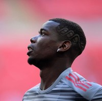 Paul Pogba dari Prancis juga tak kalah. Ia unjuk gigi dengan rambut cepat berukir motif etnik. (Foto: Getty Images)