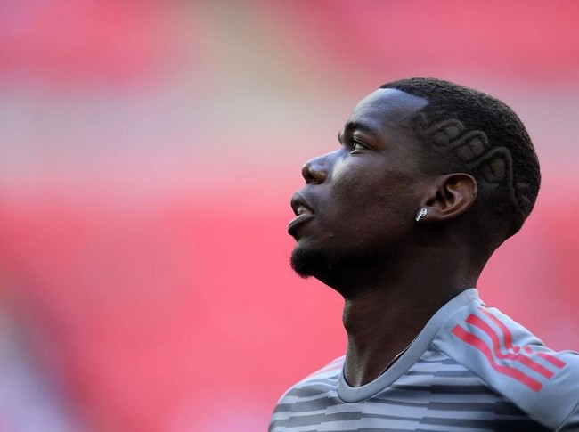 Paul Pogba dari Prancis juga tak kalah. Ia unjuk gigi dengan rambut cepat berukir motif etnik. (Foto: Getty Images)