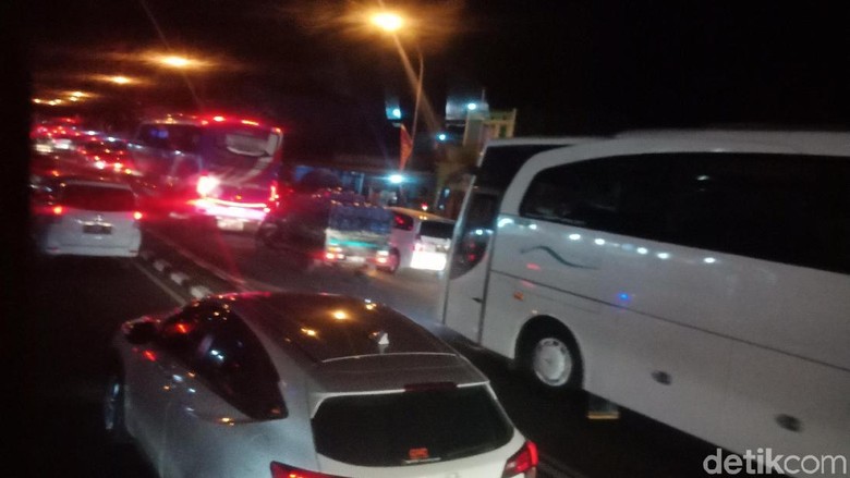 Jalur Nagreg Macet Parah, Kendaraan Nyaris Tak Bergerak Jalur Nagreg Macet Parah, Kendaraan Nyaris Tak Bergerak
