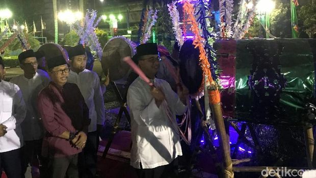 Dalam kesempatan itu, Anies juga sempat pukul beduk