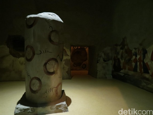 Masyarakat kuno membuat kuburan dengan tiang-tiang pancang yang unik. Mereka juga punya kuburan dengan dinding yang dilukis bergaya fresco (Fitraya/detikTravel) Masyarakat kuno membuat kuburan dengan tiang-tiang pancang yang unik. Mereka juga punya kuburan dengan dinding yang dilukis bergaya fresco (Fitraya/detikTravel)