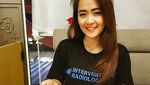 10 Gaya Presenter Kocak Vega Darwanti Makan Bakso hingga Sushi