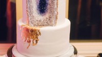 Batuan kristal yang terdapat dalam kue-kue cantik ini, biasanya terbuat dari rock candy, pewarna makanan, hingga cat emas yang dapat dikonsumsi. Foto: Instagram