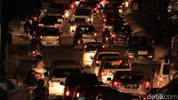 Begitu pula ketika kendaraan memasuki kawasan Nagreg. Kendaraan nyaris tak bergerak. Sedangkan motor-motor terpantau meliuk-liuk di antara celah bus dan mobil. Sejumlah polisi terlihat mengatur lalu lintas sekitar.