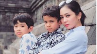 Duh tatapan anak-anak dan Bunga Zainal bikin nggak nahan. Foto: (instagram Bunga Zainal)