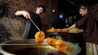 Tak sedikit juga warga Afganistan yang memilih menyiapkan makanan ringan sendiri untuk menyambut tamu saat bersilaturahmi di hari lebaran. Omar Sobhani/Reuters.