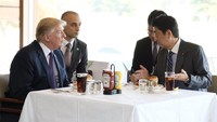 Ini dia menu makan siang Trump saat berkunjung ke Jepang dan bertemu dengan perdana menteri Jepang Shinzo Abe. Mereka makan siang di Kasumigaseki Country Club tempat burgernya dikirim dari Burger Shack milik Minato yang dibuat dengan daging sapi Amerika.  Foto: Istimewa
