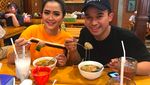 10 Gaya Presenter Kocak Vega Darwanti Makan Bakso hingga Sushi